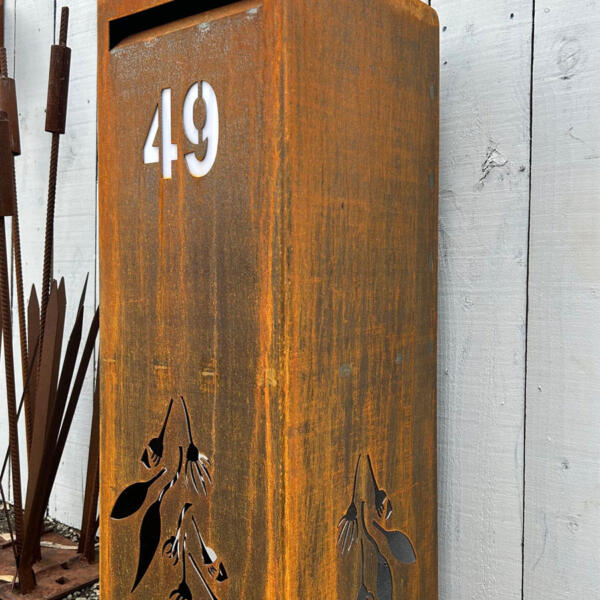 Gum-leaf-letterbox-with-house-number-and-perspex-